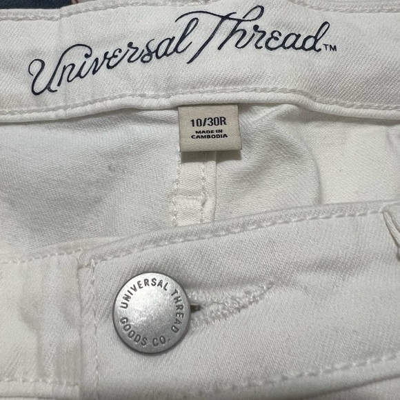 Universal Thread Distressed Jeans - Picture 3 of 5